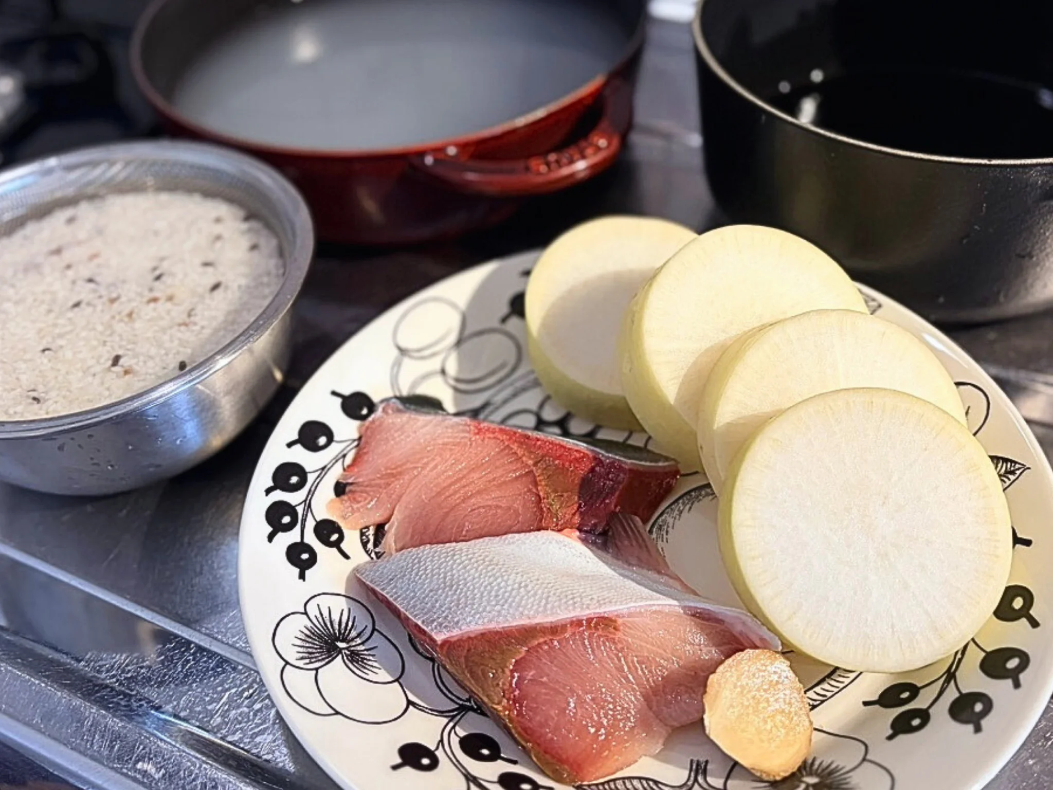 葉付き大根とぶり、冬の台所に並んだ材料たち