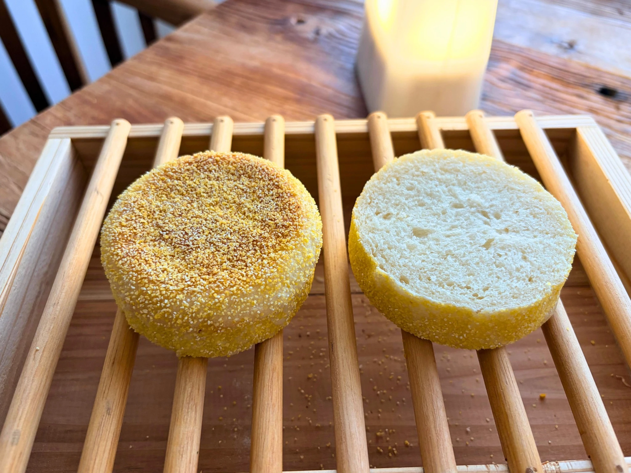 カットしたエッグマフィンの断面