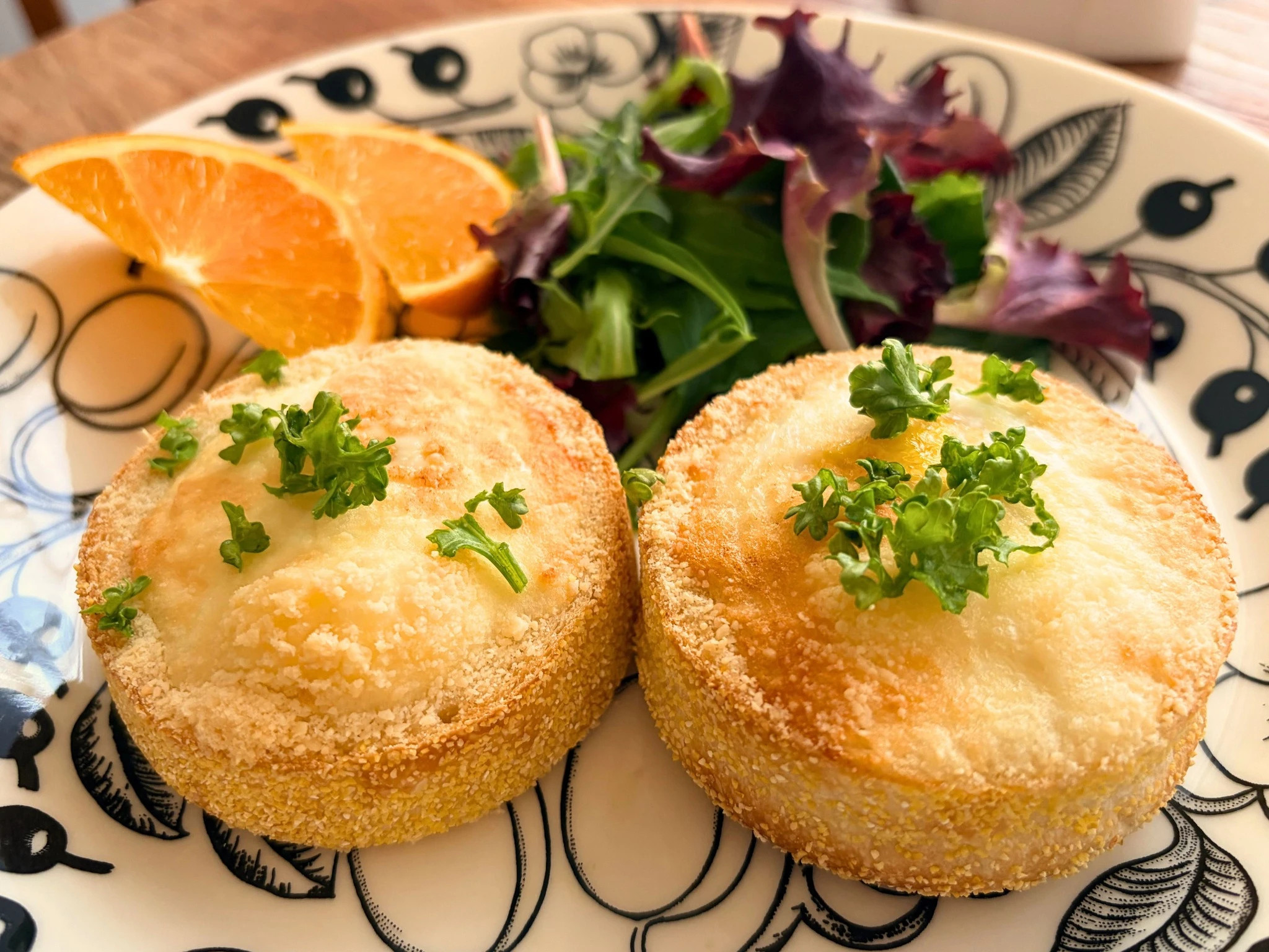 朝のワンプレートとして並んだエッグマフィン