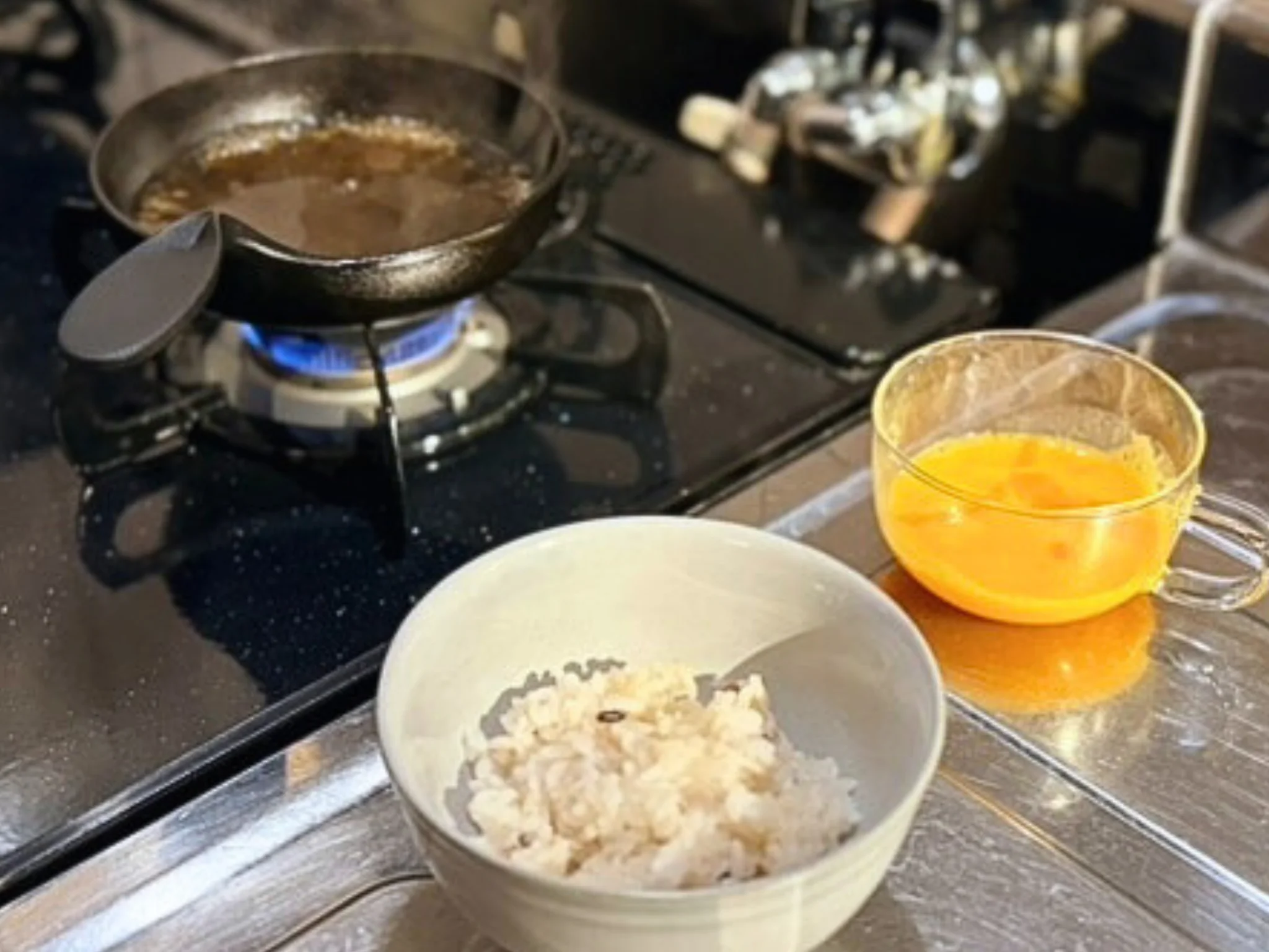 ご飯と卵、だしの準備をしている様子