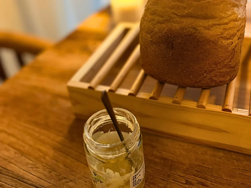 焼きたて食パンと瓶入りハニーバター