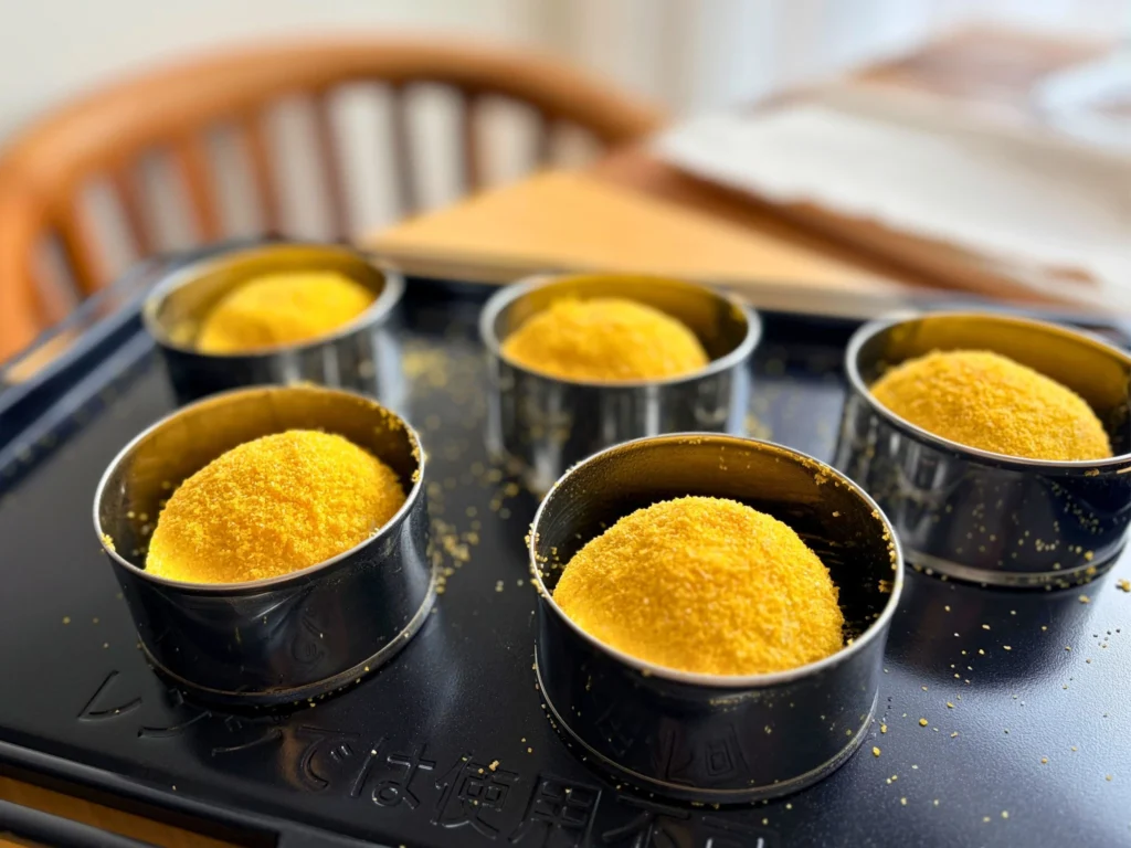 コーングリッツをまとったイングリッシュマフィン生地