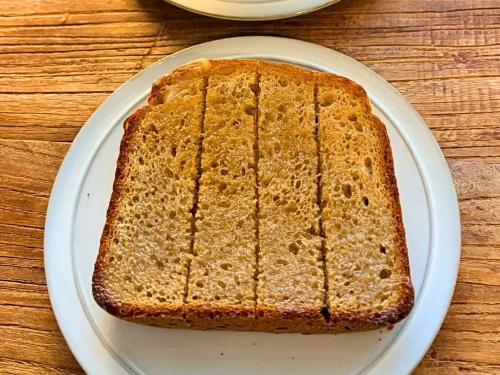 ハニーバターを塗った熱々のトースト