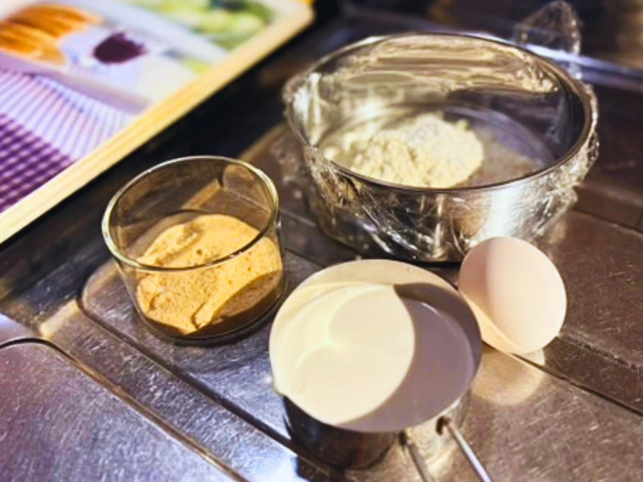 ホットケーキ作りに使う材料をキッチンに並べた様子