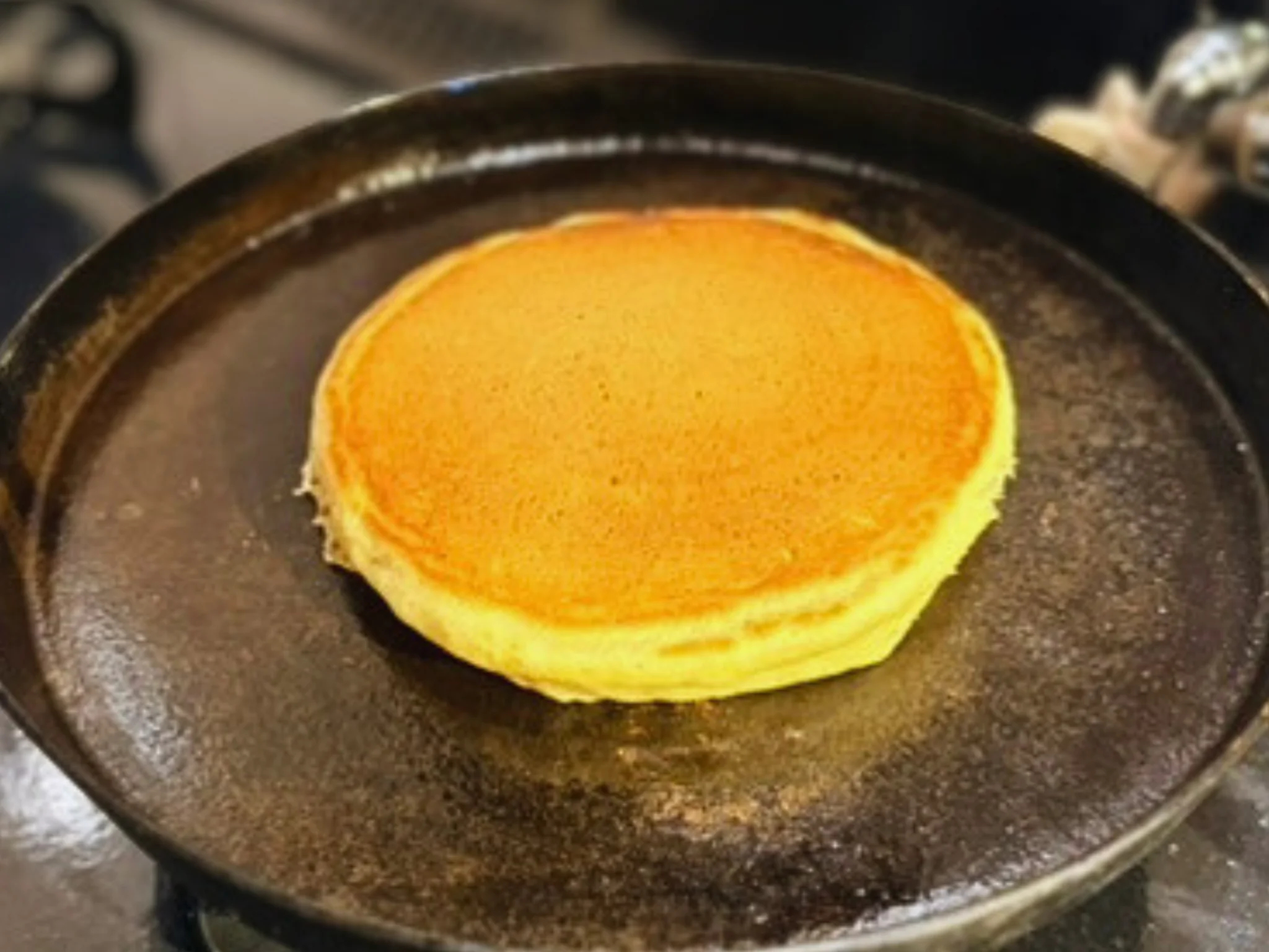 フライパンで焼き上げたふんわりホットケーキ
