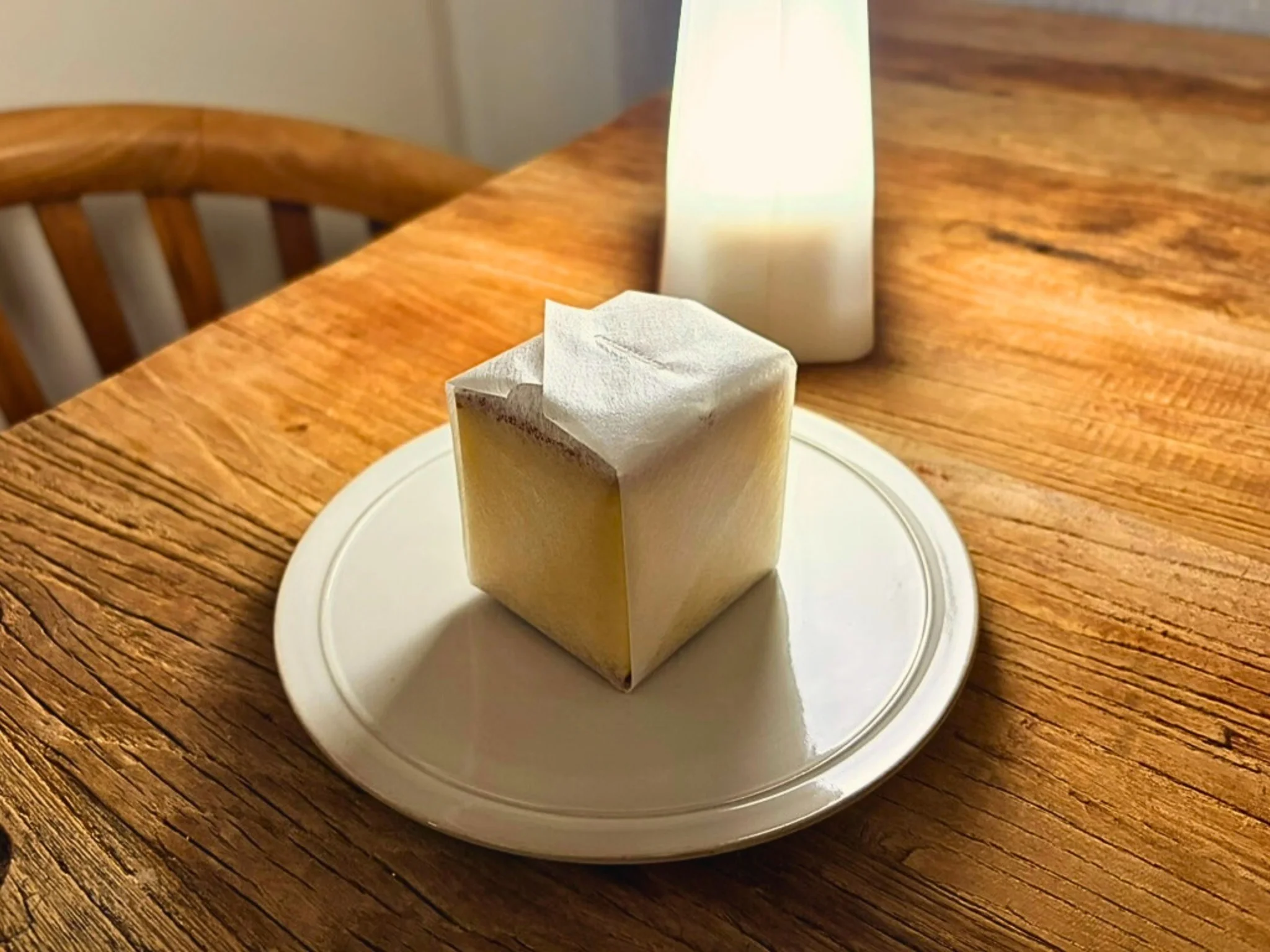 福砂屋の寒椿キューブを包み紙から取り出したところ