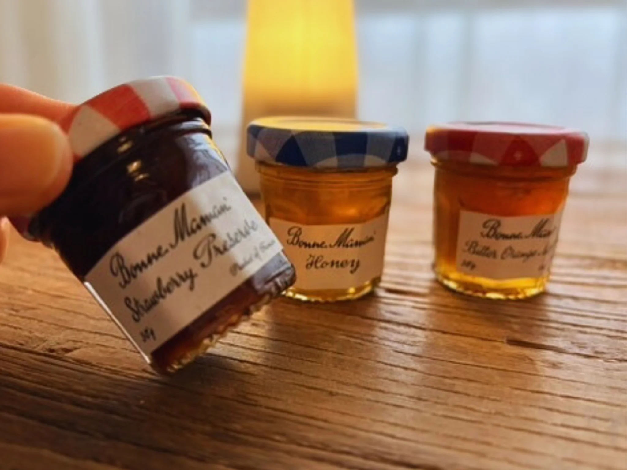 自家製いちごジャムとはちみつを並べた朝のテーブルの風景