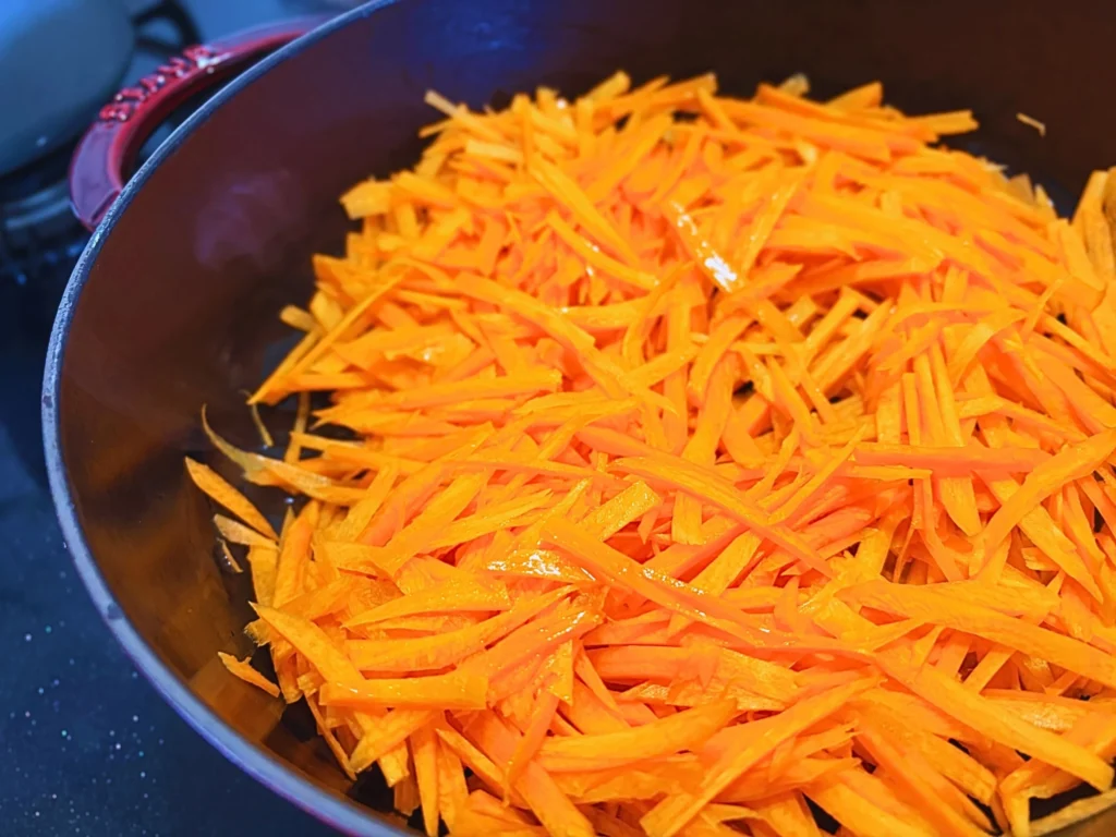 ストウブ24cmの鍋でにんじんを炒めているところ