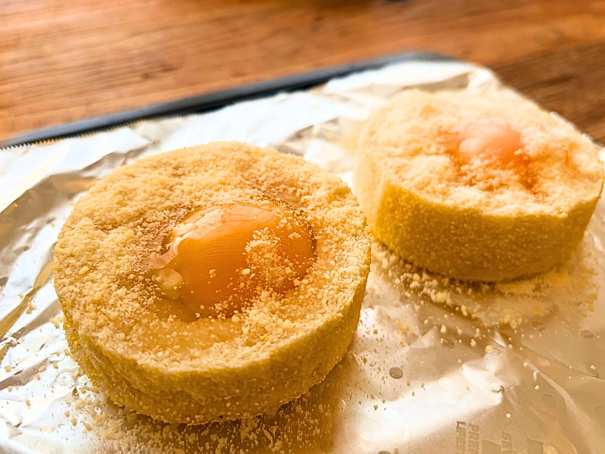 卵を落として焼く前のエッグマフィンの準備