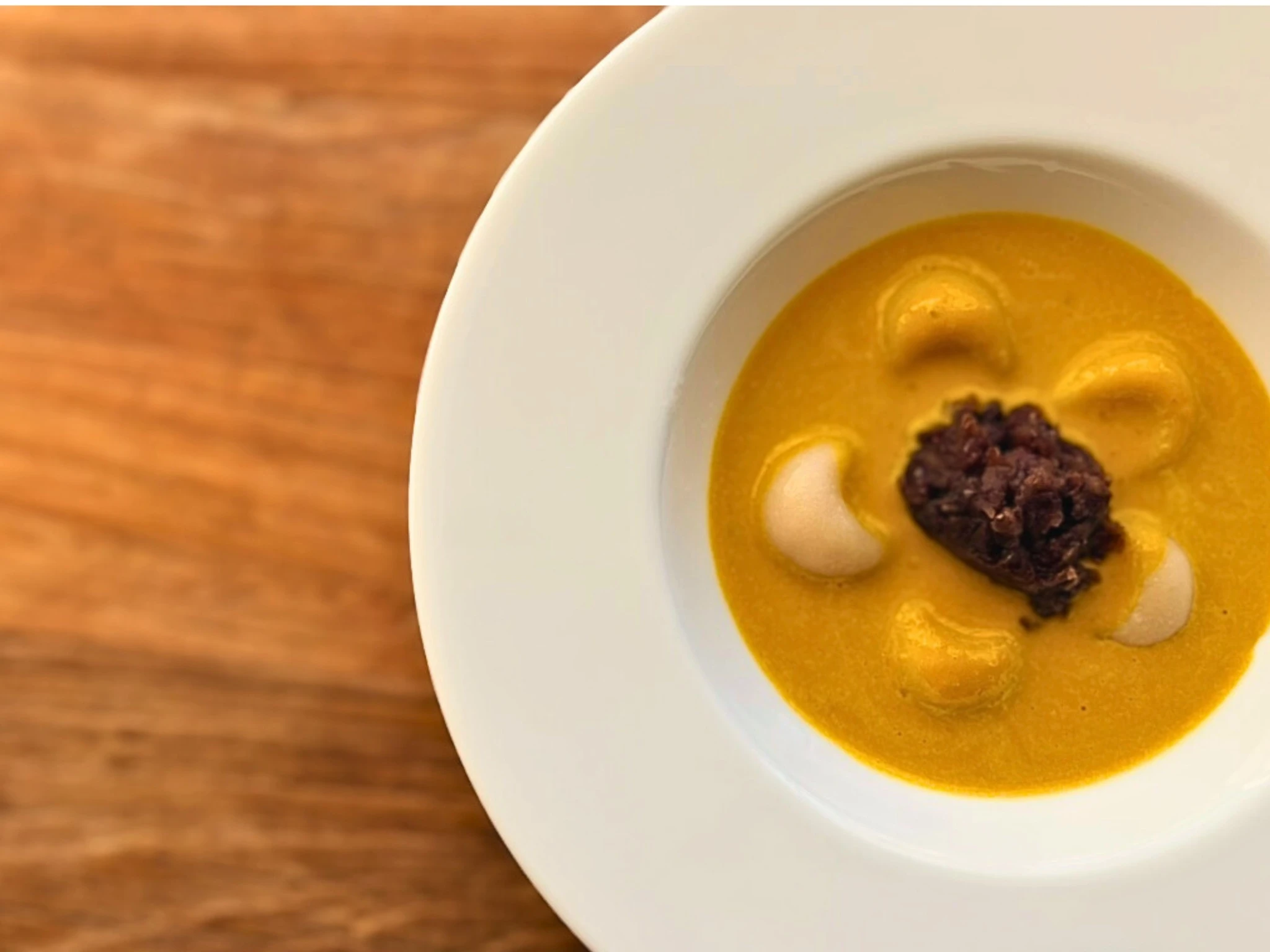 かぼちゃ汁粉と白玉団子、中央にゆであずきをトッピングした完成形