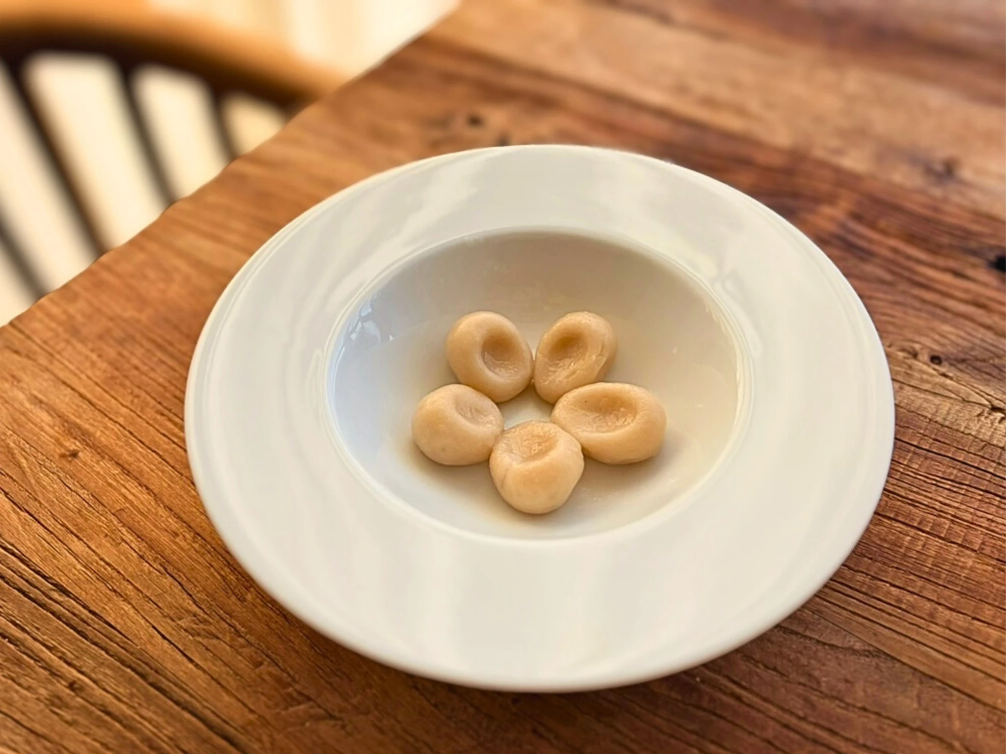 白い深皿に白玉団子だけを並べた盛り付け前の様子