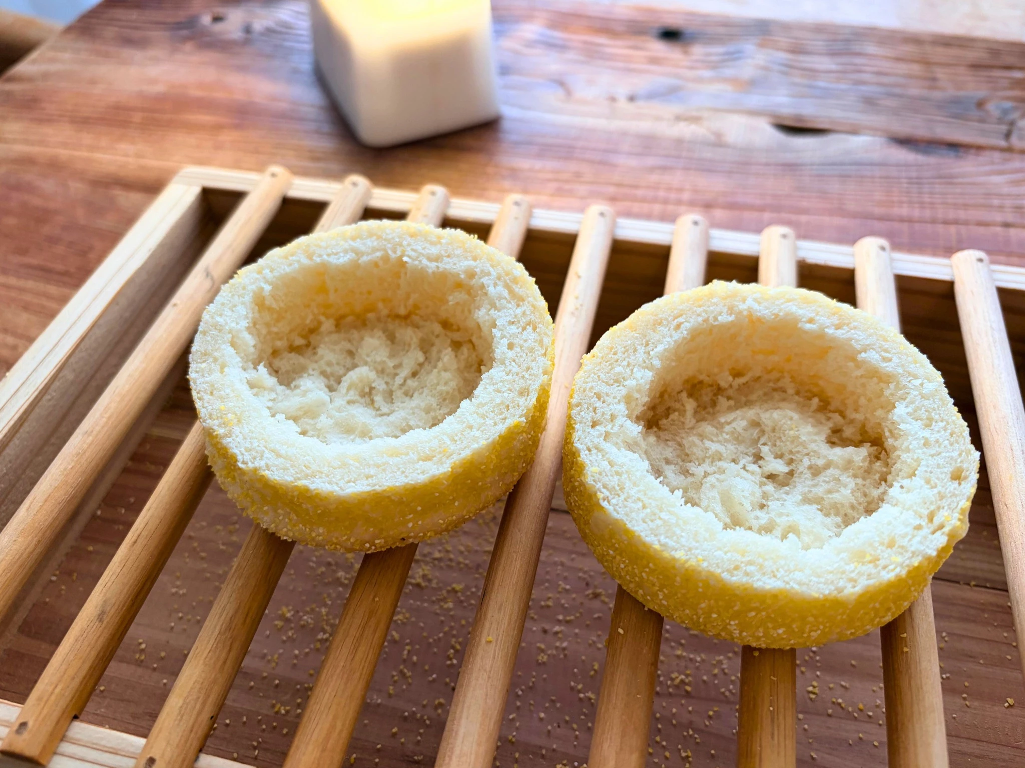 くり抜いたイングリッシュマフィンの土台