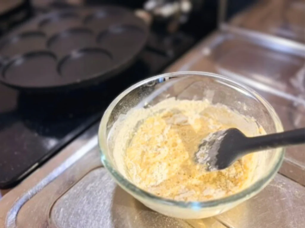 ホットケーキの材料を混ぜ合わせているところ