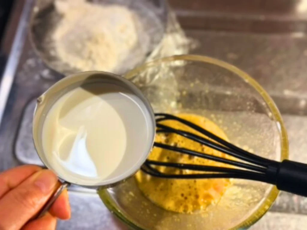 卵と砂糖に牛乳を混ぜているところ