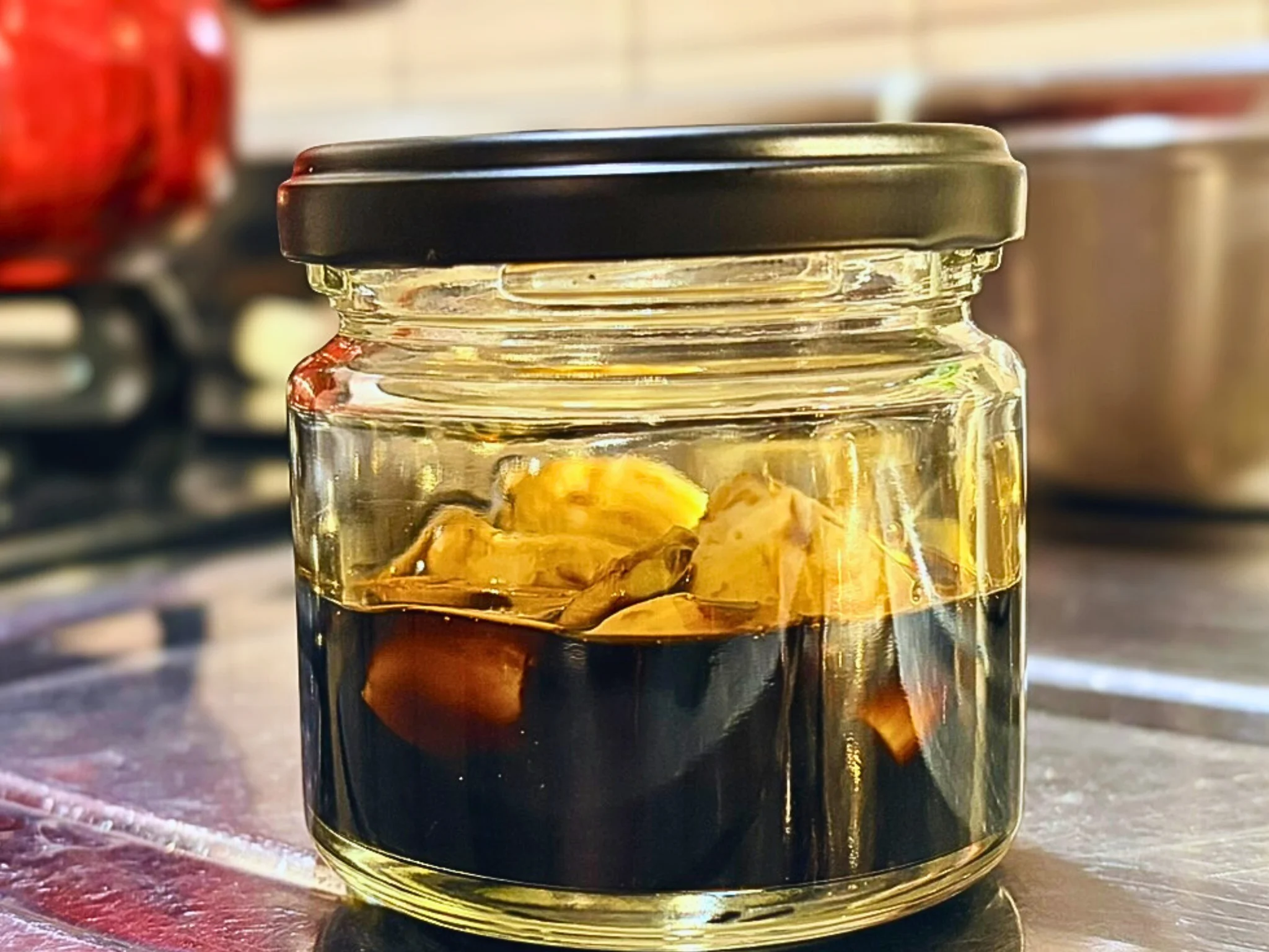 手作りのにんにく醤油を保存容器に入れた様子