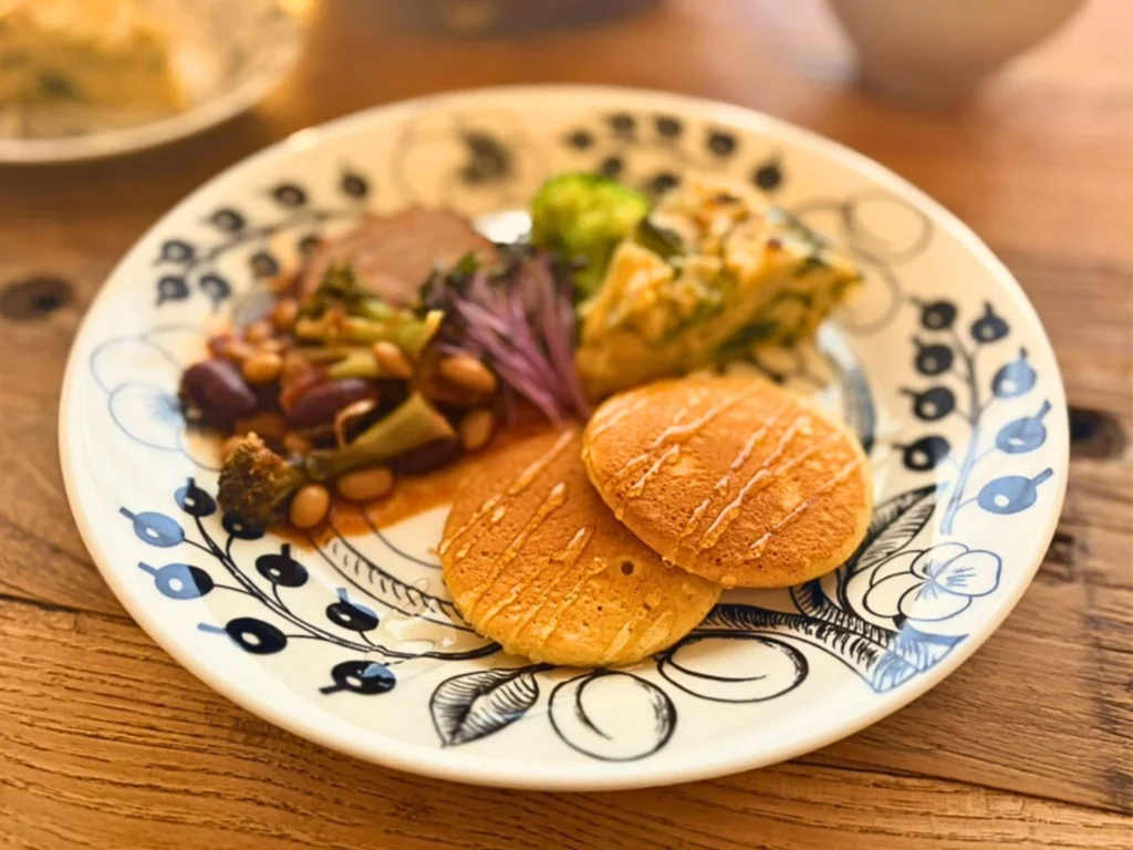 煮込みと卵と野菜のケーキを添えた朝ごはんプレート