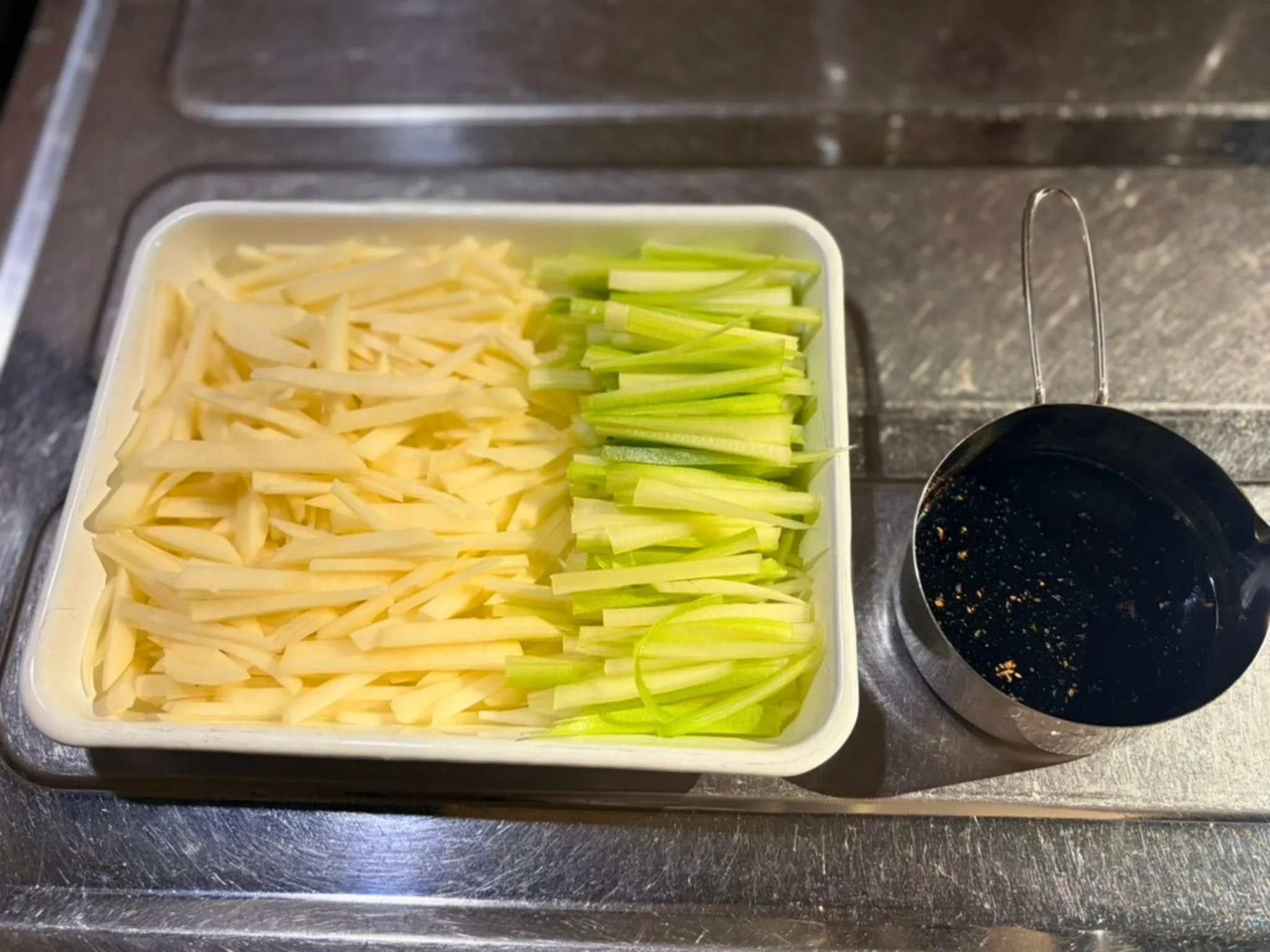 じゃがいもとセロリの千切りと合わせ調味料