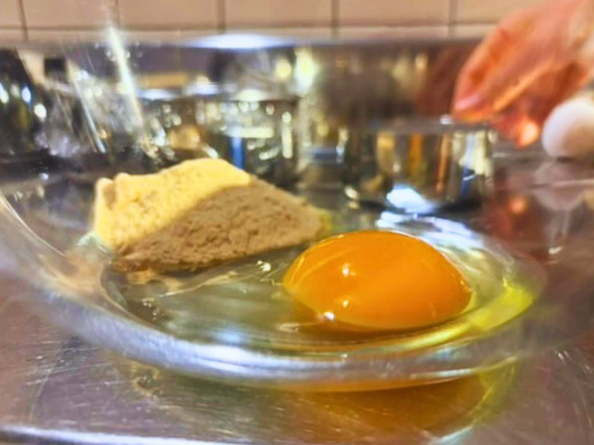 ボウルに卵と砂糖を入れてホットケーキの下準備をしている様子