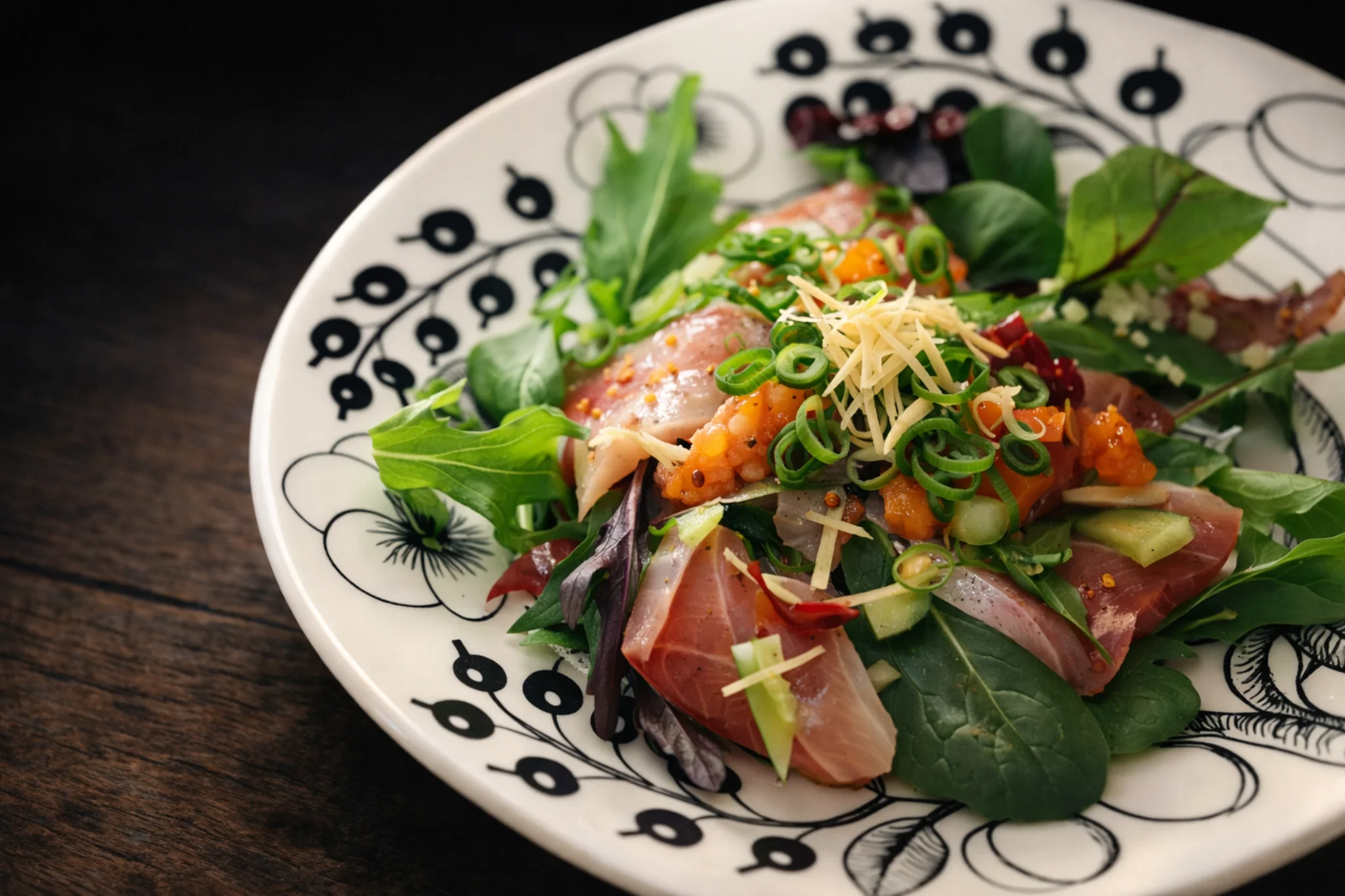 白身魚の和風カルパッチョ。ベビーリーフと生姜を添え、静かに盛り付けられた一皿