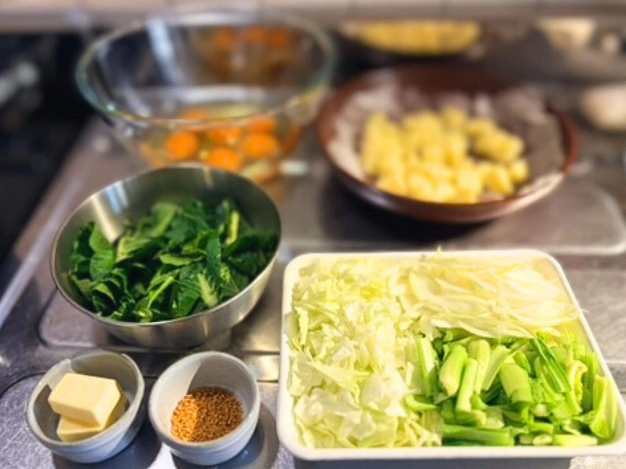 卵と野菜のケーキの下準備が整ったキッチンカウンター