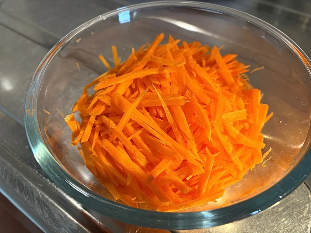 千切りにしたにんじん