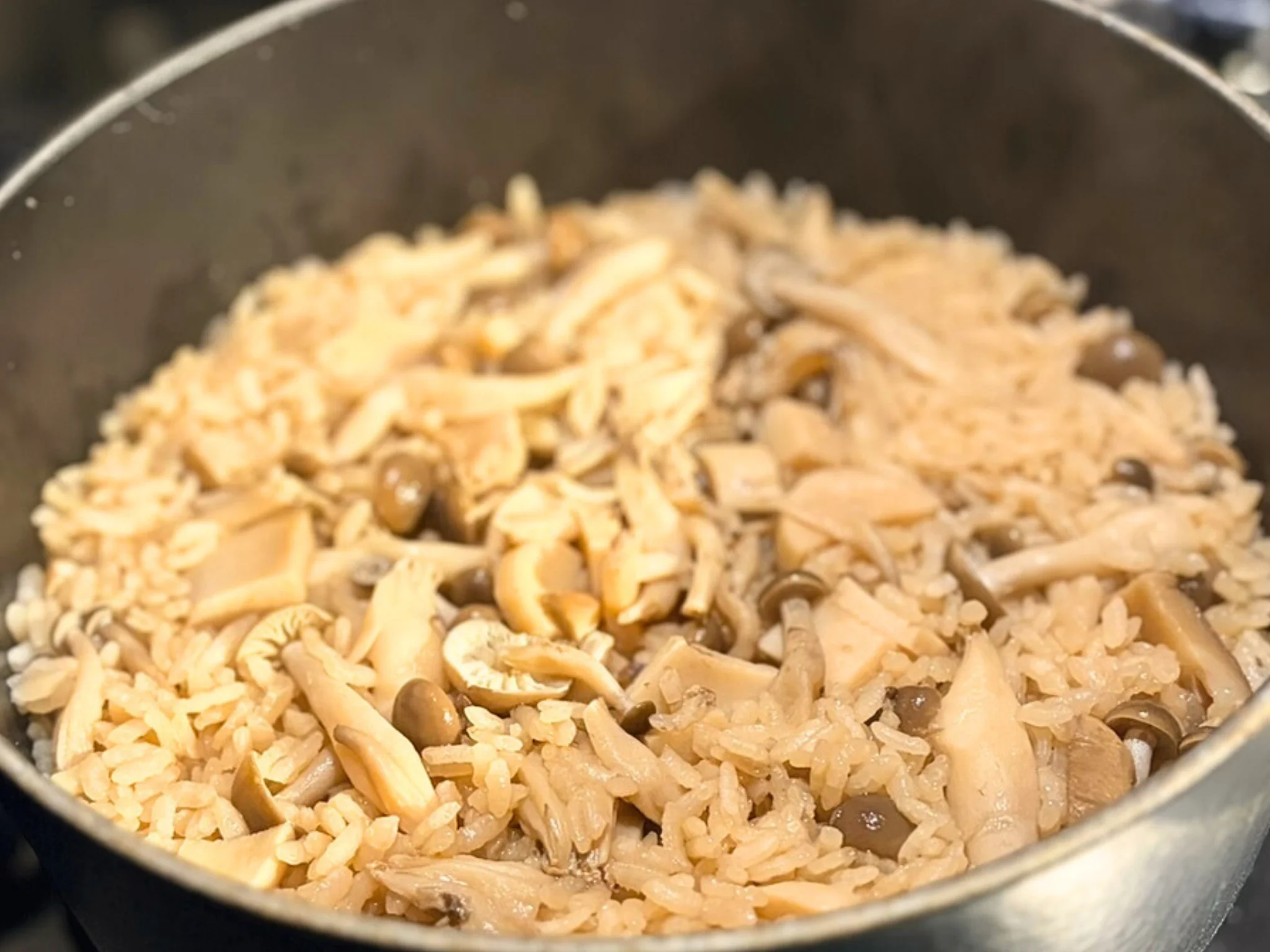 炊き上がった炊き込みご飯