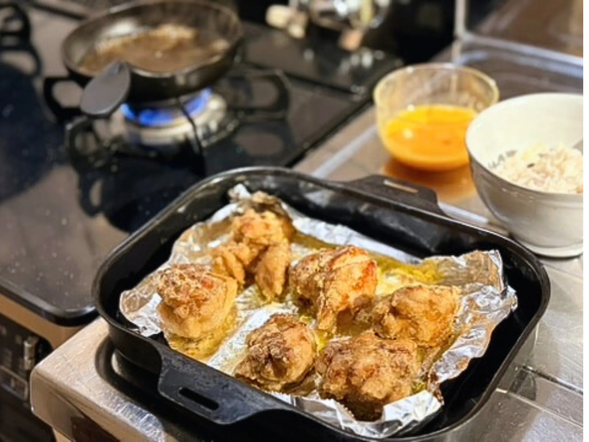 とろみをつけた出汁に卵を回し入れている様子