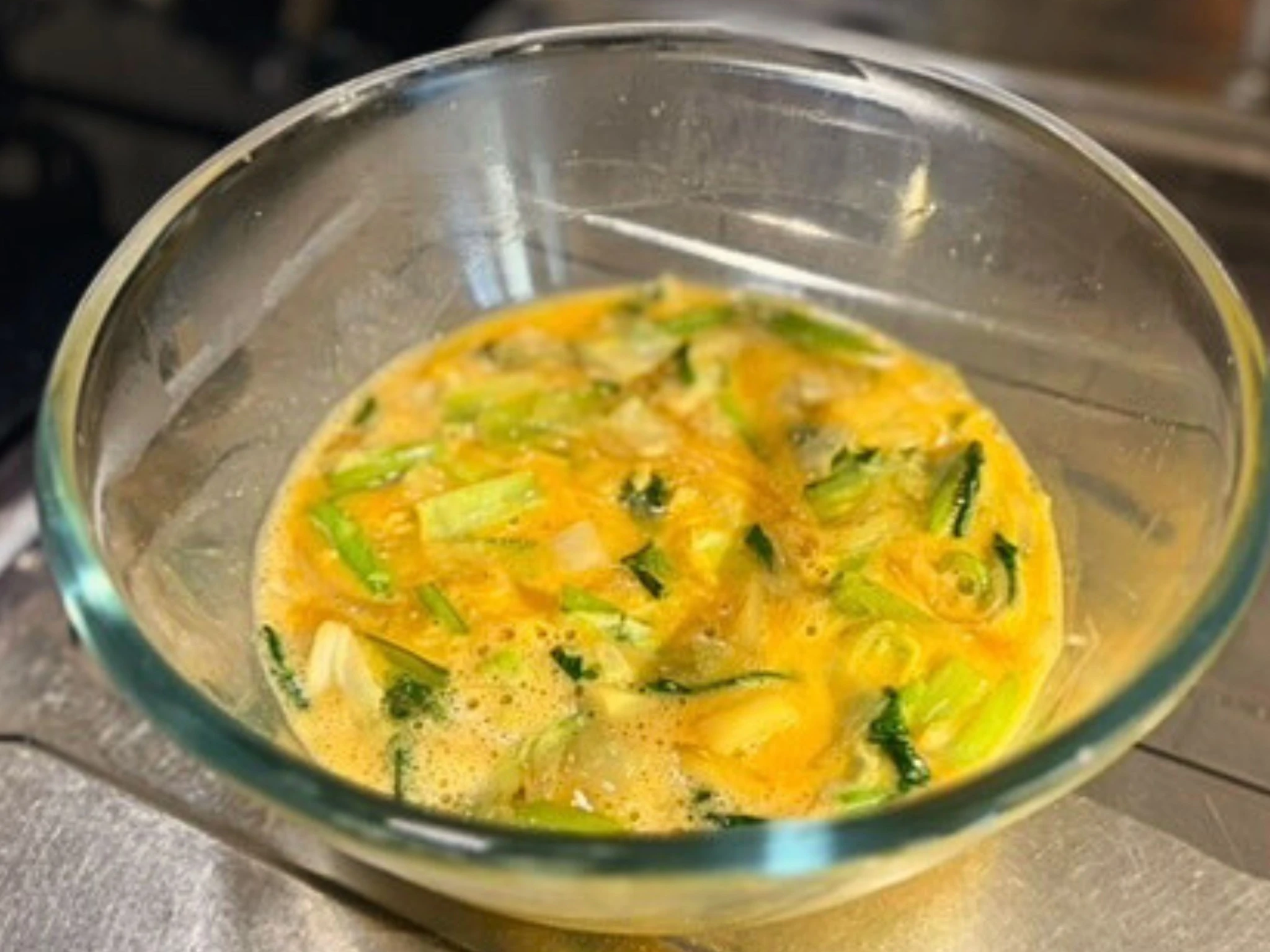 卵と野菜のケーキの具材と卵を合わせた卵液