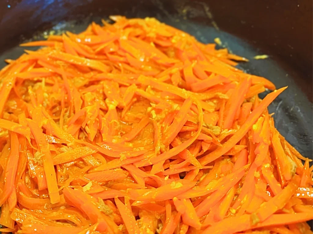 溶き卵を入れて、余熱で火を通しているところ