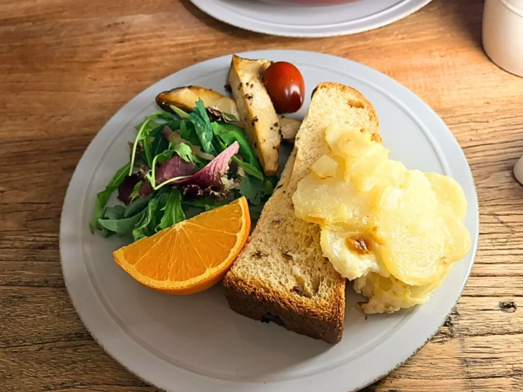 ぶどうパンにポテトグラタンをのせていただく