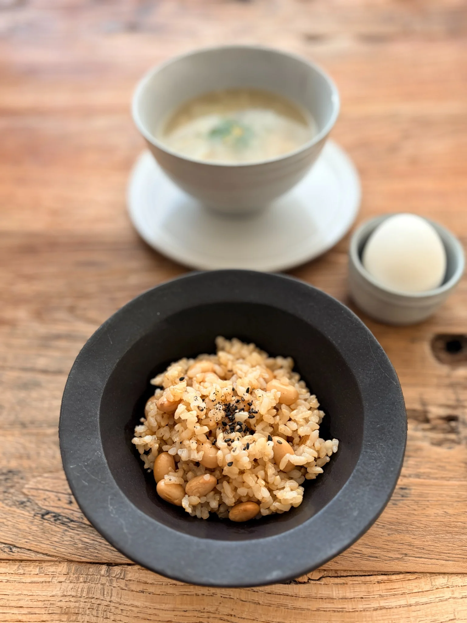 玄米と大豆の塩ごはん、味噌汁、半熟ゆで卵のシンプルな朝ごはん