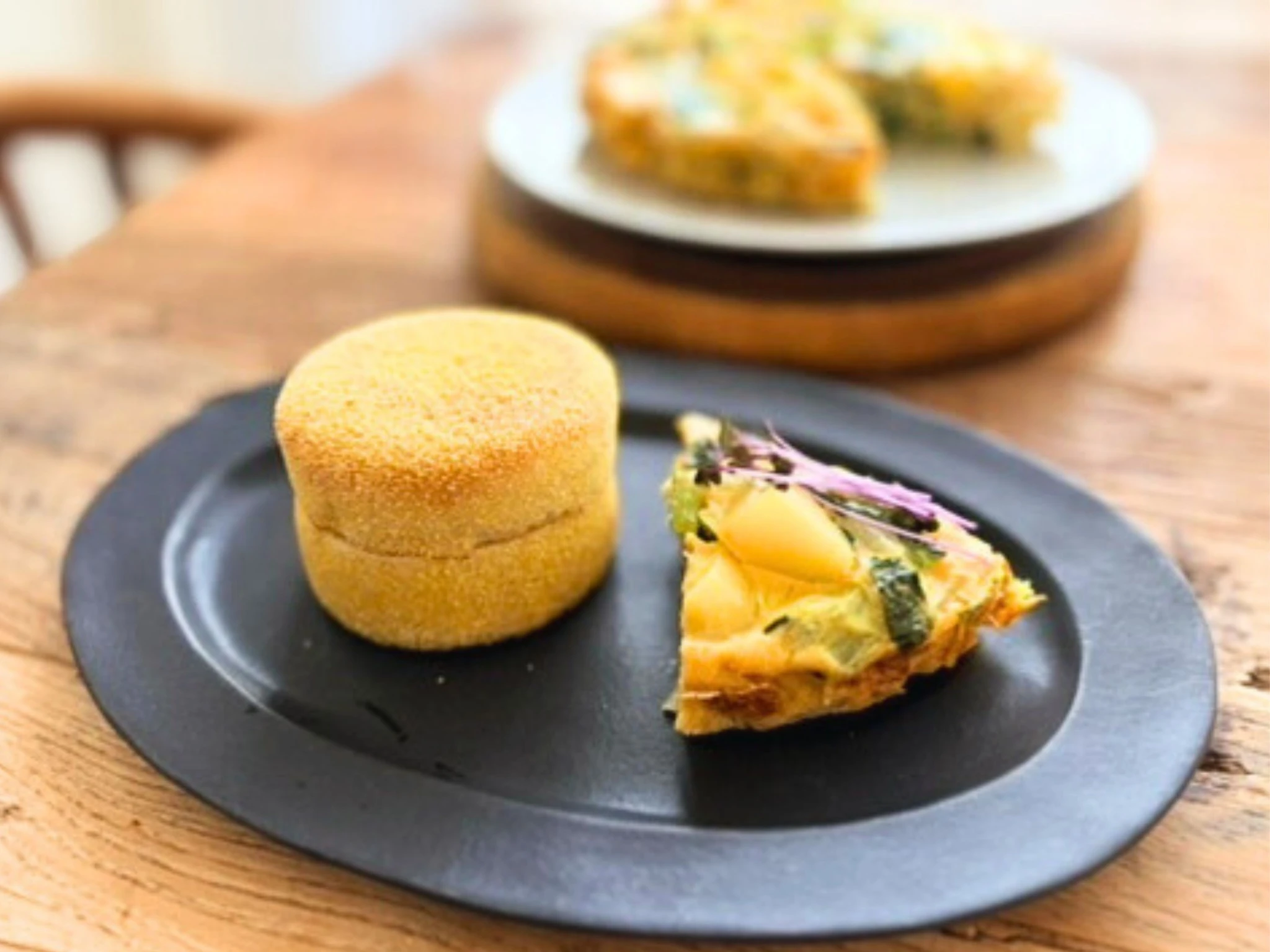 卵と野菜のケーキとイングリッシュマフィンを盛りつけたプレート