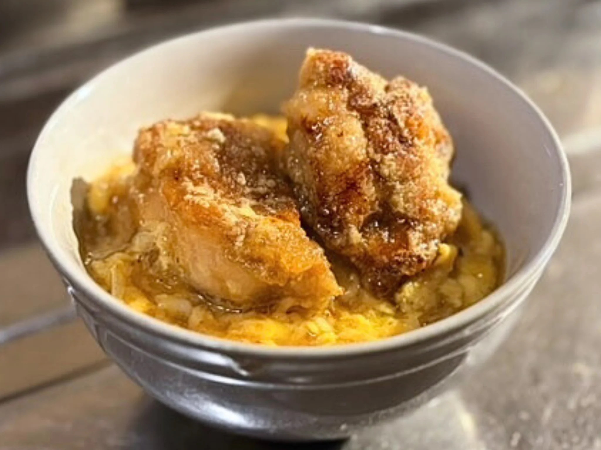 「わたしの味」鶏から揚げの卵どん。にんにくじょうゆの唐揚げと、とろとろ卵の丼