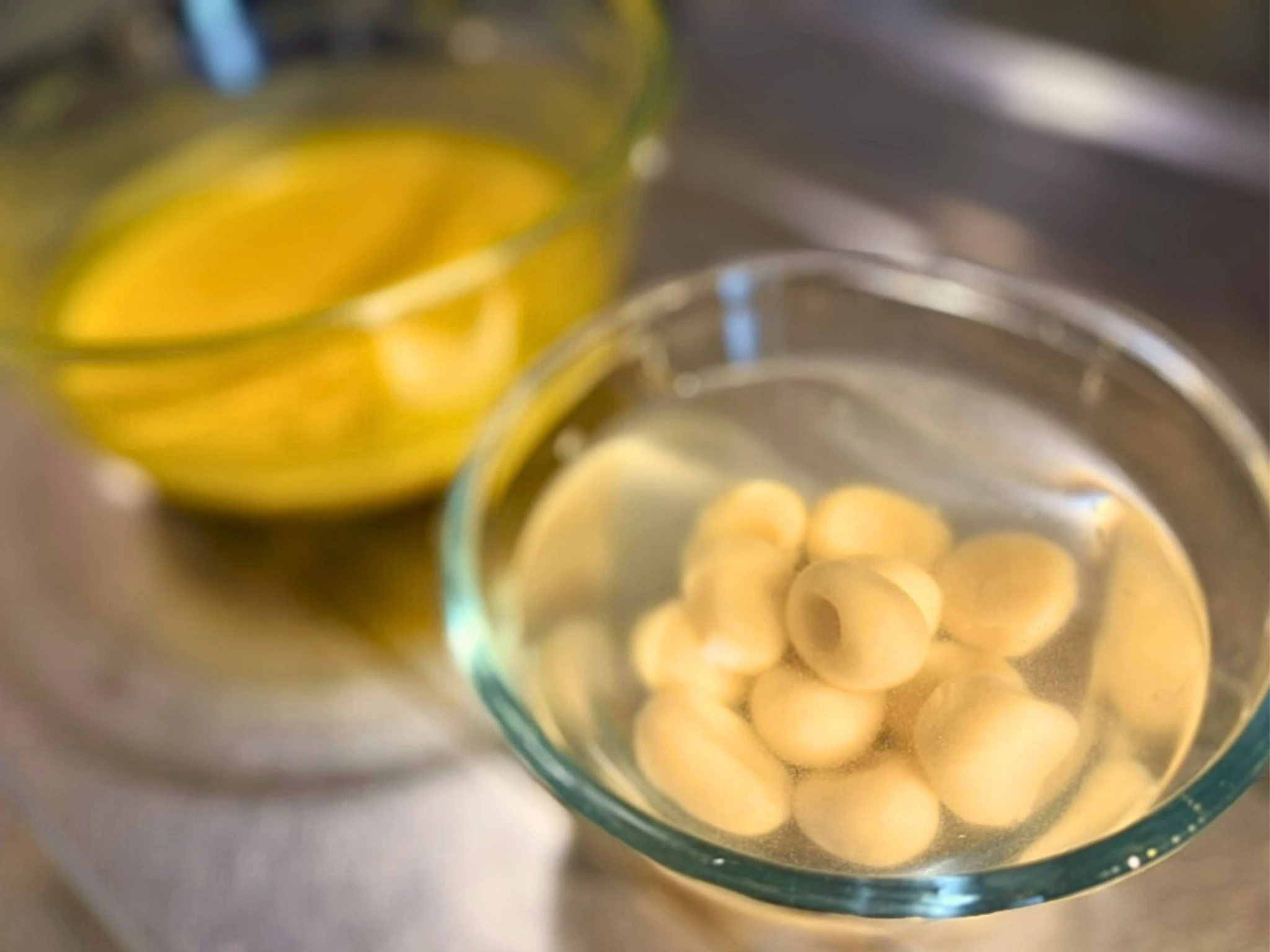 茹で上がった白玉団子を氷水に入れ、奥にはかぼちゃ汁粉のベースが写っている