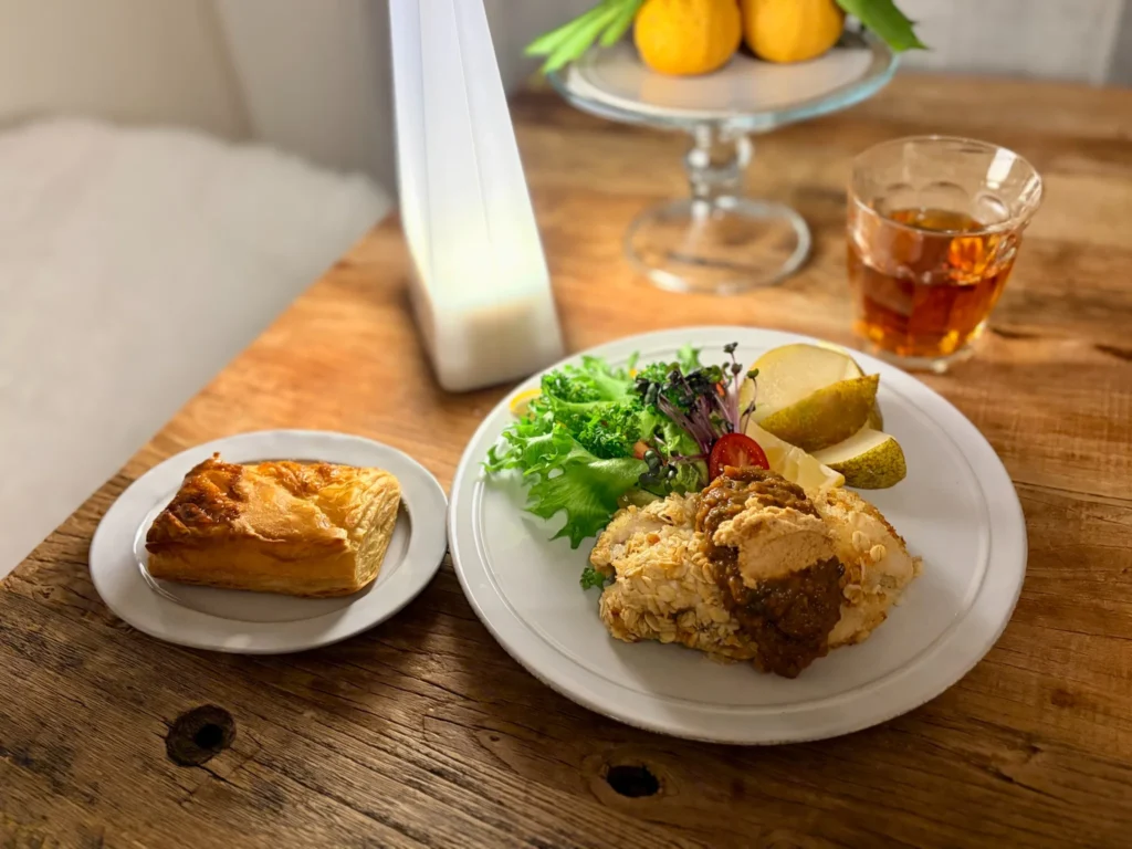 心がほぐれる夜ごはん。梅ささみカツとアップルパイ