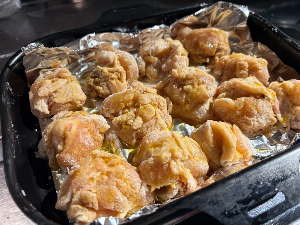 魚焼きグリルで焼いた揚げないから揚げ。下味をつけた鶏肉をオイルで焼き上げる前の様子
