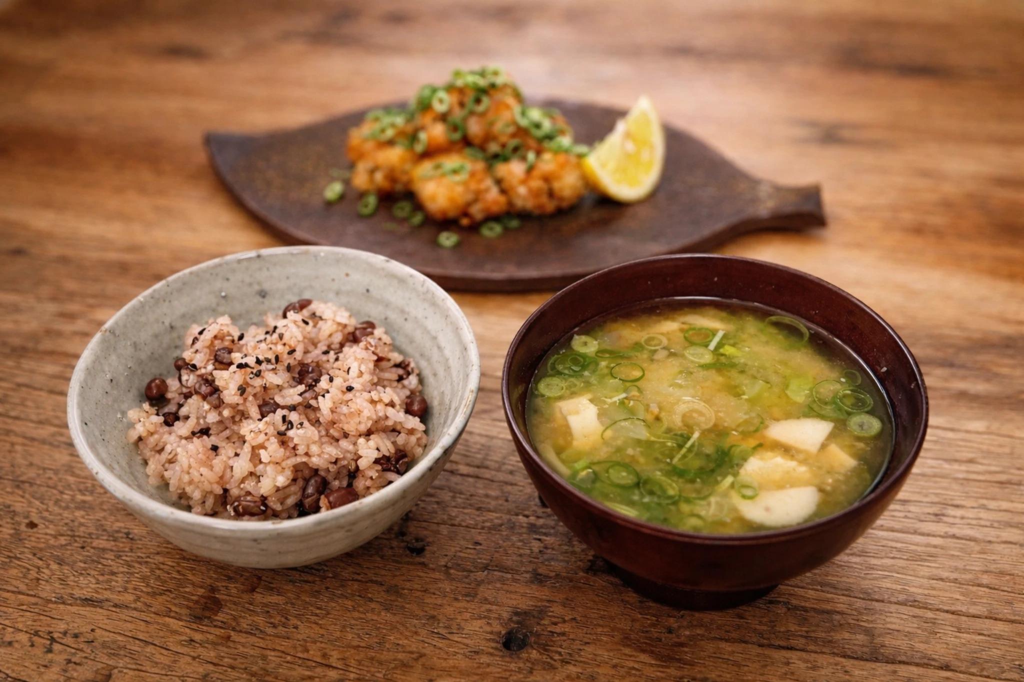 レンジ赤飯と味噌汁、から揚げを添えた家庭的な和定食の食卓