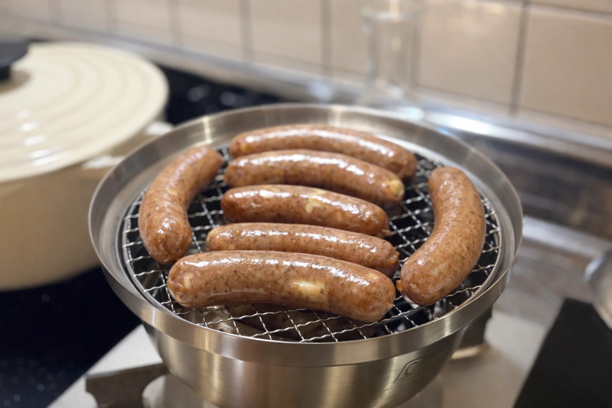 茹でたソーセージを乾燥させ、スモーカーで燻製している様子。表面が張り、パリッとした皮に仕上がった状態