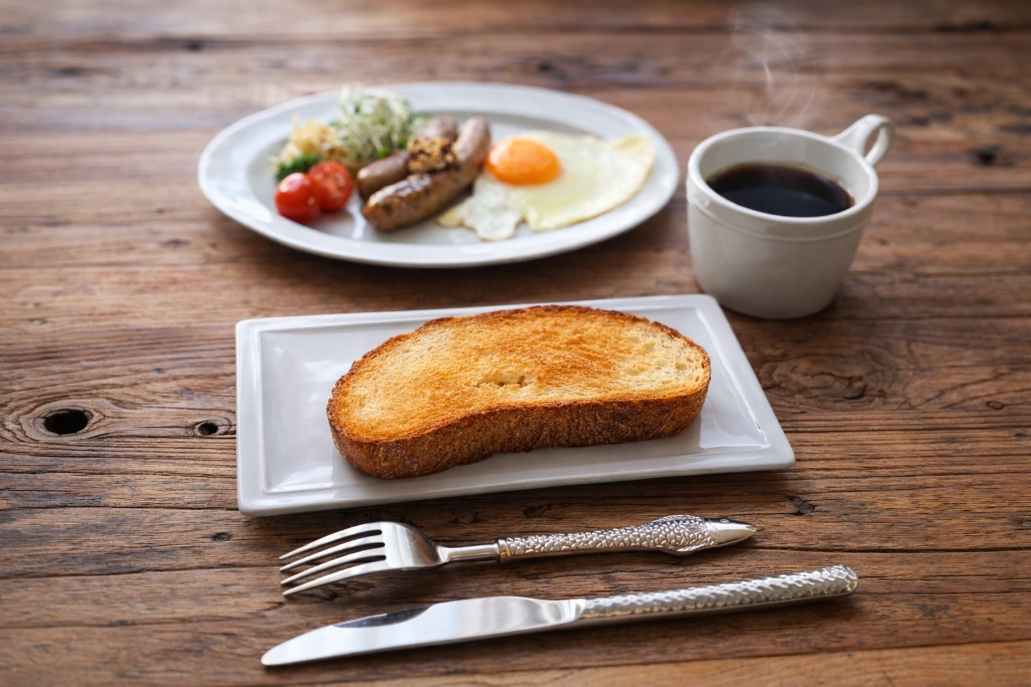 夜のキッチンにやさしい灯りがともる静かな台所の風景。手作りの朝ごはんが並ぶ食卓