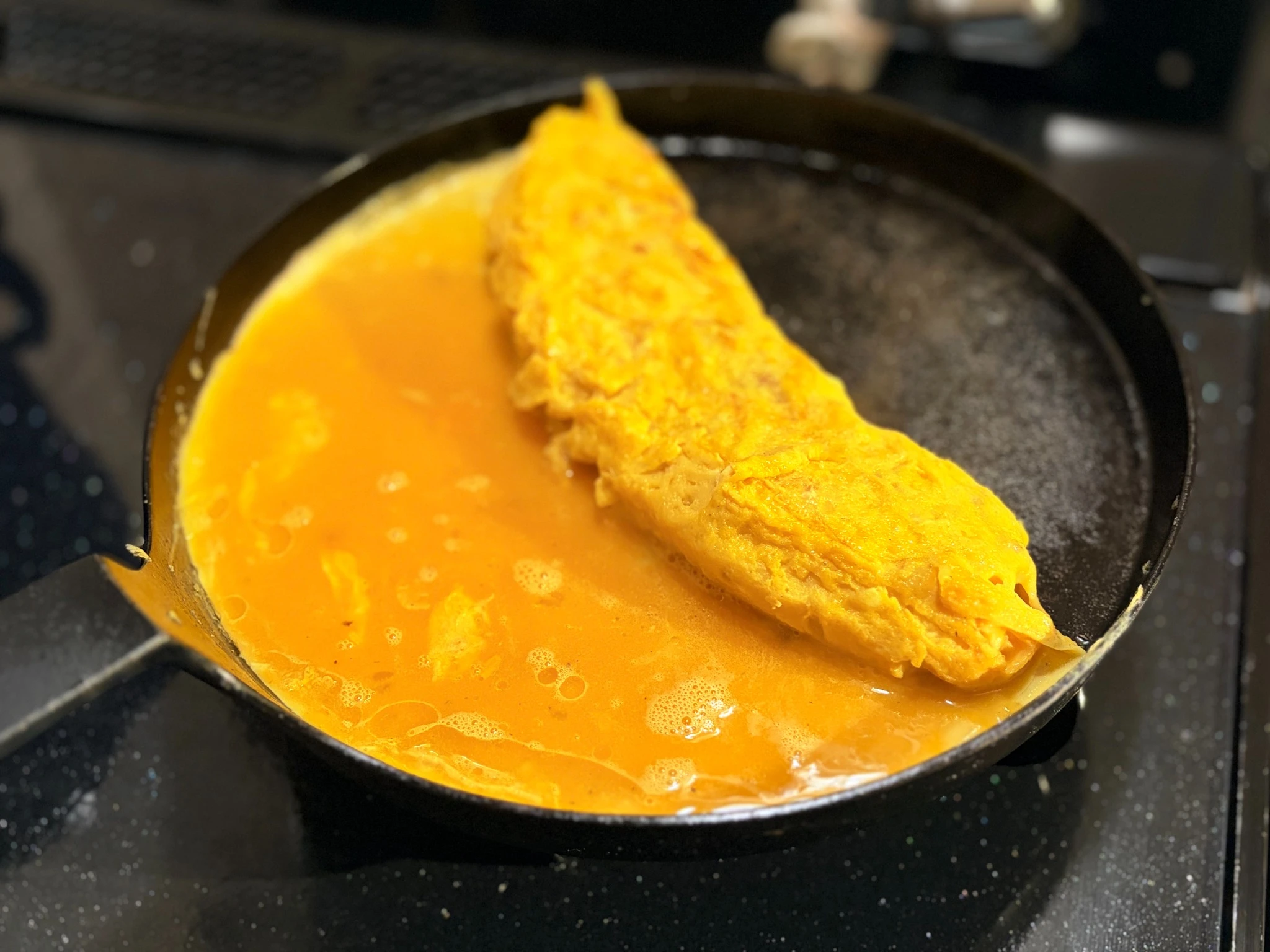 フライパンで丁寧に焼いただし巻き卵。卵液の艶と焼き色が美しく、ふんわりと巻き上げたしっとりした仕上がり