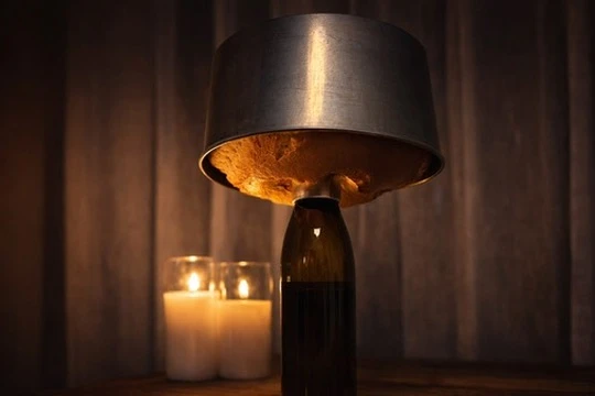 静かな夜の食卓。キャンドルの灯りとやわらかな光に包まれた暮らしのひととき