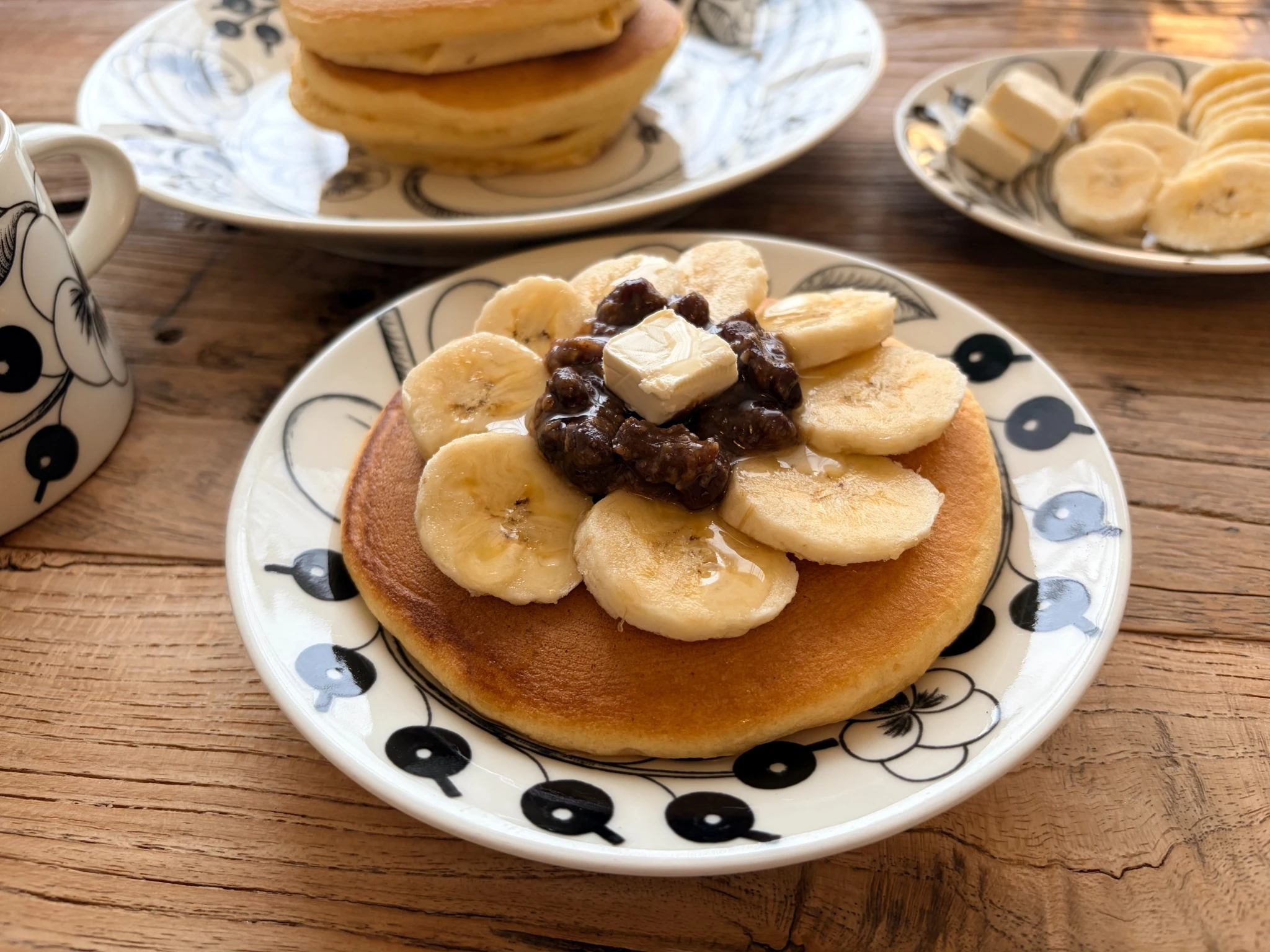 バナナとあんこ、バターをのせたココナッツミルクのホットケーキ。やさしい甘さが伝わる朝のおやつ時間