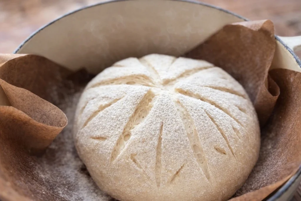 ダッチオーブンで焼いた手作りブール。粉をまとい、やさしいクープが入ったパン
