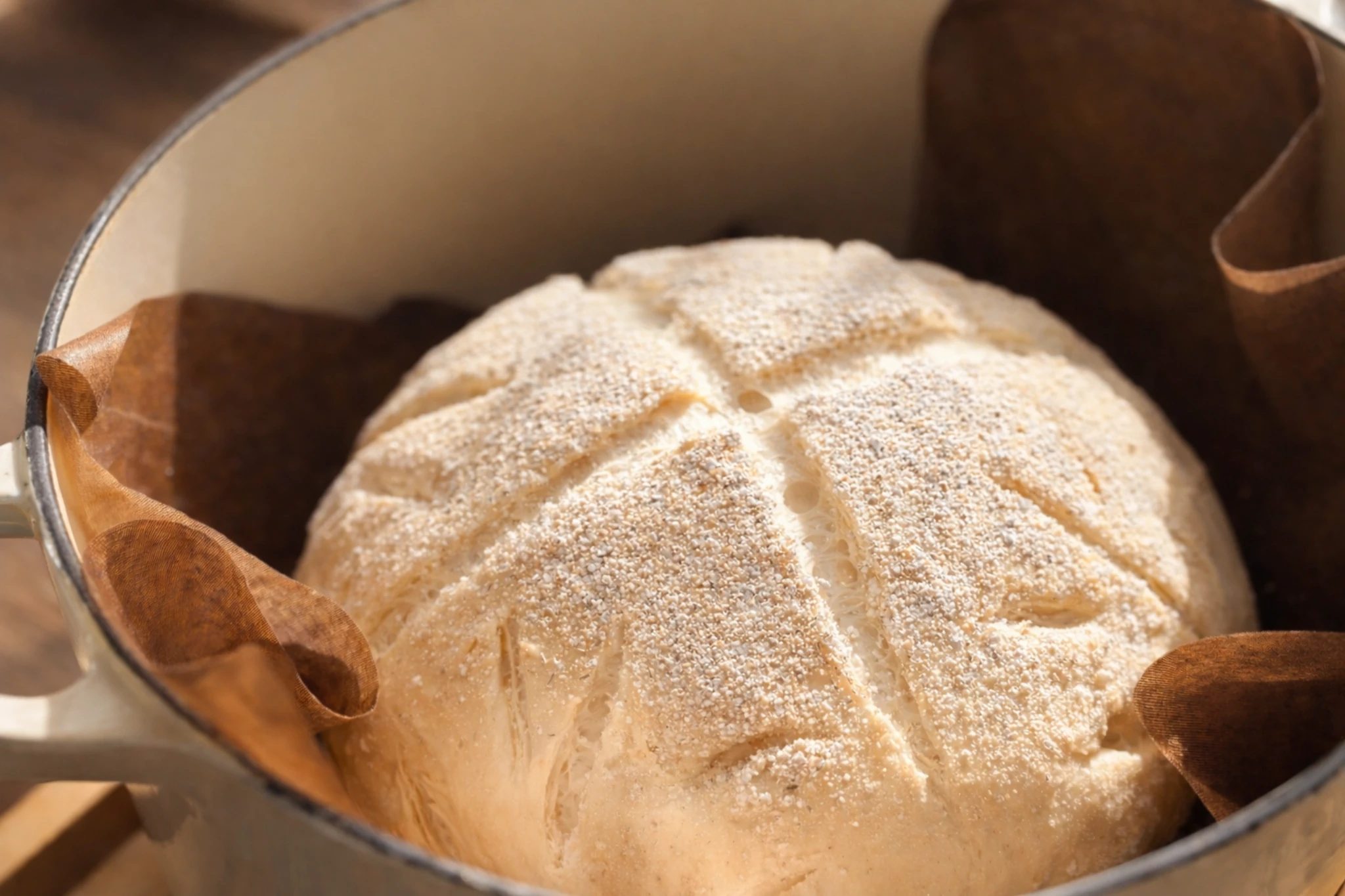 発酵を終えたこねないパン生地。静かな台所で焼成を待つ様子