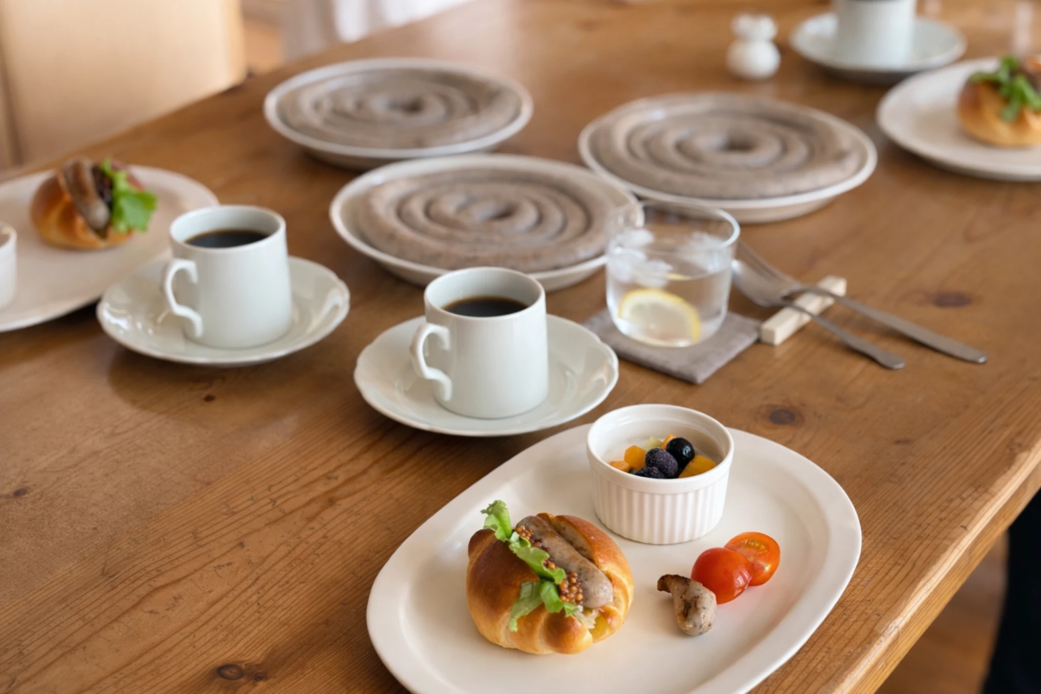 広島で受けた本格自家製ソーセージ教室の様子。清潔な作業台に材料が整えられ、落ち着いた雰囲気の中でレッスンが進む