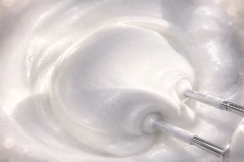泡立て途中のメレンゲ。月のようにきめ細かく、静かに艶を帯びた白い泡