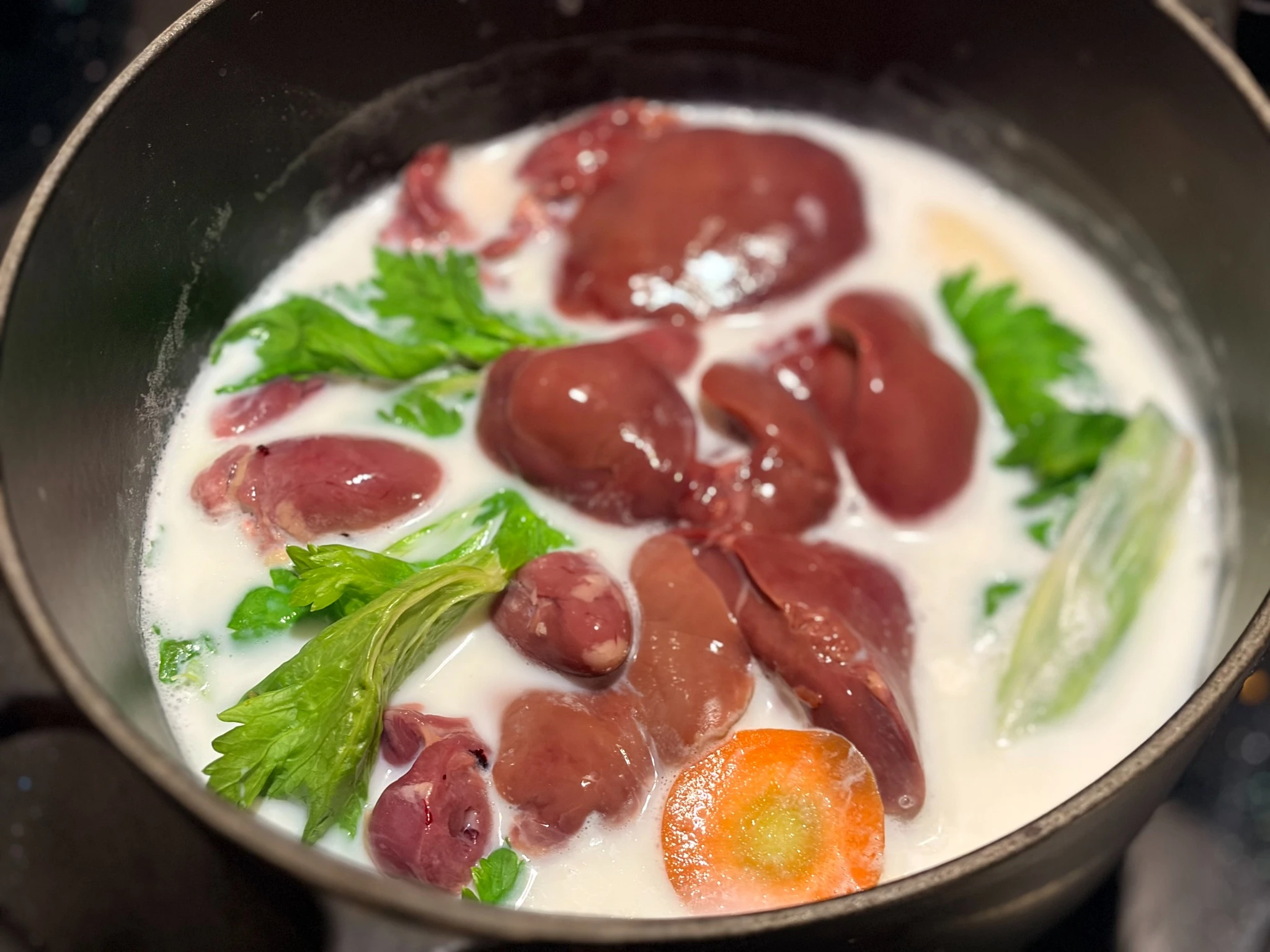 牛乳と香味野菜で下茹でするチキンレバー。丁寧に血抜きされ、静かに火が入っていく様子
