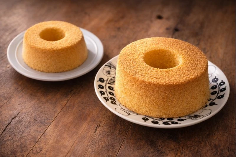 大小2つのプレーンシフォンケーキが並んだ完成写真。素朴で美しい焼き色