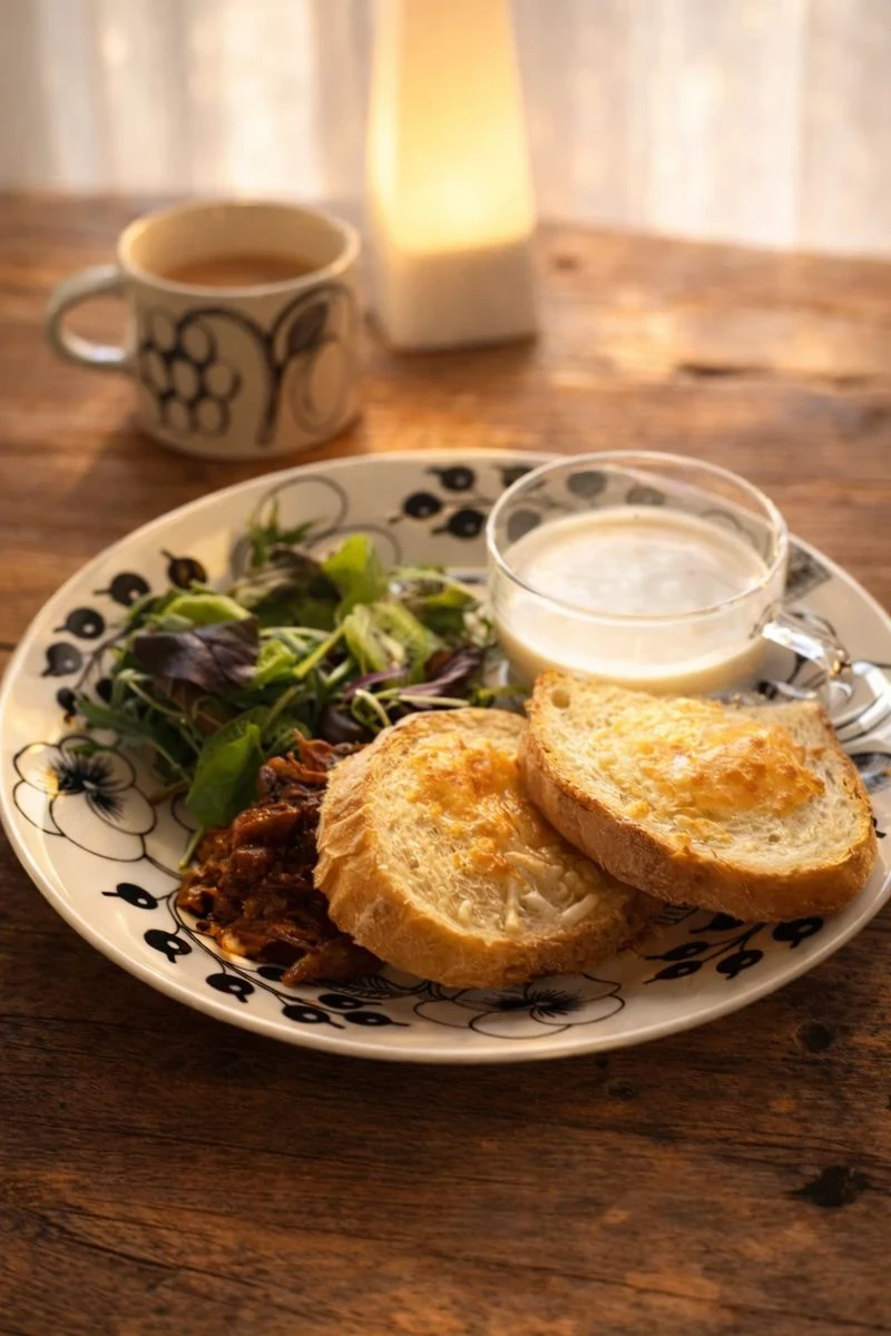 マイナス5度の朝、手作り豆乳とトースト、煮込みを並べた静かな朝ごはん。やわらかな光の中で湯気が立ちのぼる食卓