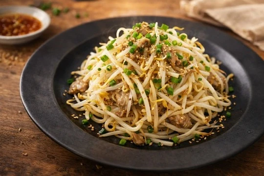 もやしとソーセージを使った素朴な炒め物。ごま油の香りが立ちのぼる家庭料理